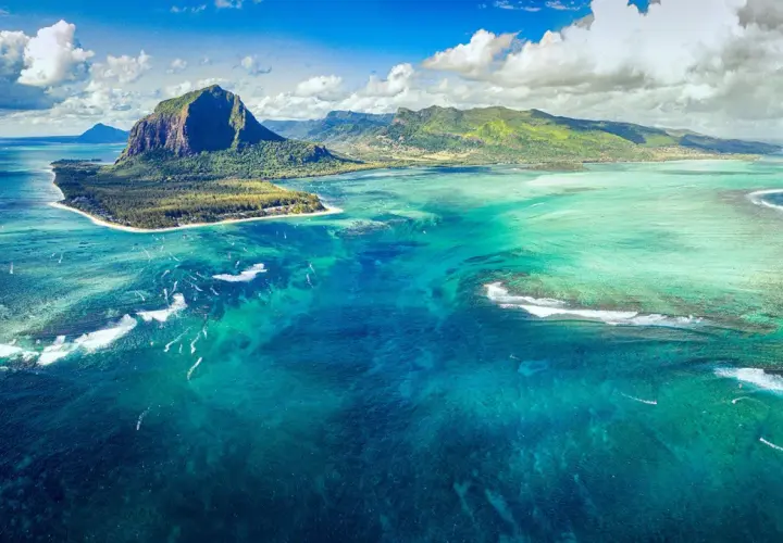 Der unterwasser wasserfall Mauritius, eine optische Täuschung, lässt Sand und Sedimente wie ein riesiger Wasserfall in die Tiefe stürzen.