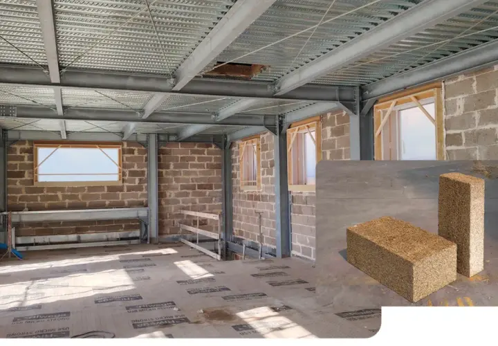 Costruzione in corso con struttura metallica e pareti in laterizio termico. In primo piano, blocchi di laterizio termico.