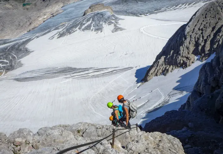 Bergsteiger auf der Dachstein Super Ferrata genießen die Aussicht auf den Gletscher.