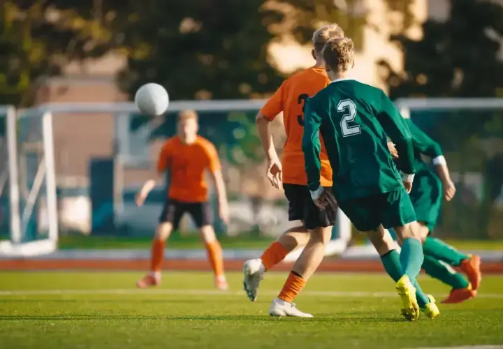 Co w czasie meczu robi striker? Biegnie po piłkę, gotowy do strzału.