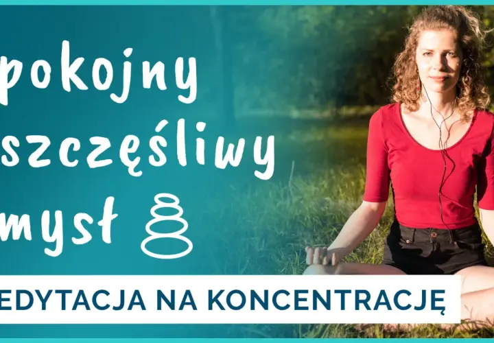 Kobieta w pozycji lotosu medytuje na trawie, słuchając muzyki.