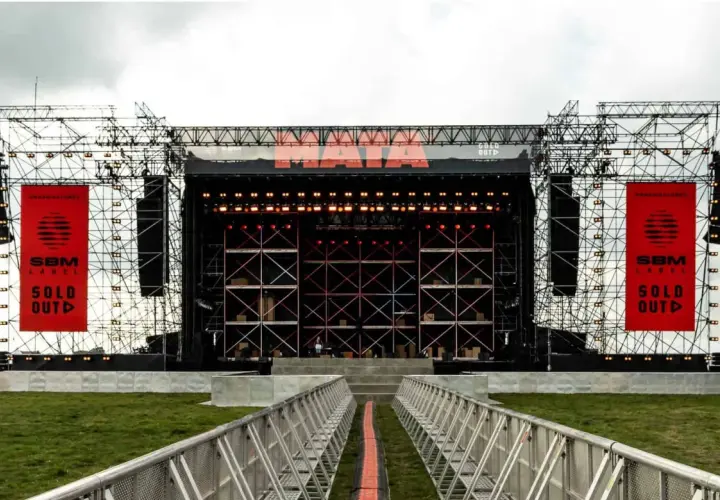 Ogromna scena z napisem "MAFIA" i banerami "SOLD OUT" zapowiada największy koncert w Polsce.