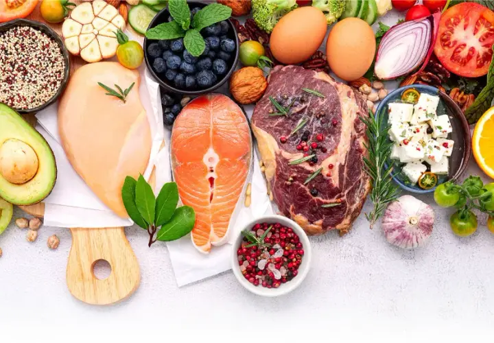 Mięso, ryba, jajka, awokado, warzywa i owoce – idealne składniki na dieta keto jadłospis.