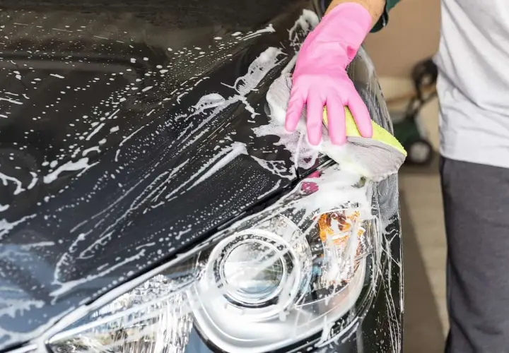 Jak umyć auto przed woskowaniem, aby uniknąć zarysowań i smug