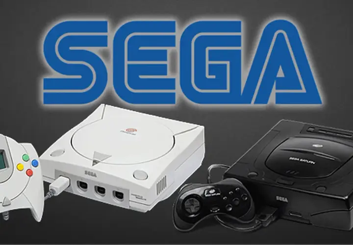 Konsola Sega Saturn i Dreamcast z kontrolerami. Idealne do grania w gry z epoki, nawet na emulatorze Sega Saturn.