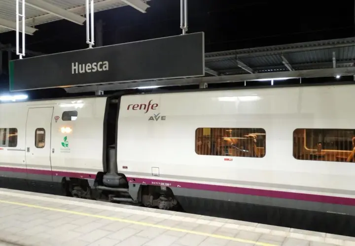 Tren AVE Renfe en Huesca, listo para viajar a Sevilla.