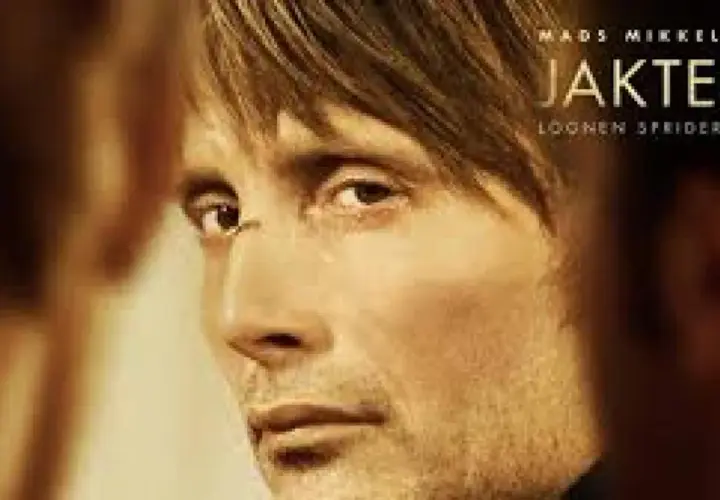 Närbild på Mads Mikkelsen i den danska filmen Jakten. En intensiv blick som antyder en historia om lögner som sprider sig.