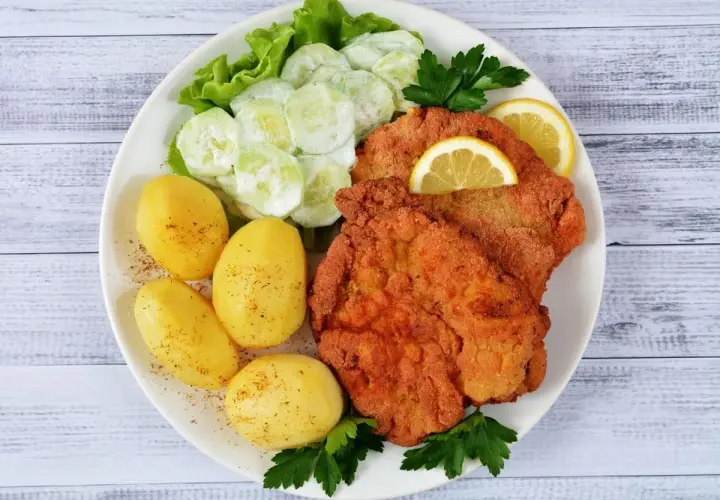 Ile kalorii ma schabowy z ziemniakami i surówką? Zaskakujące wartości!
