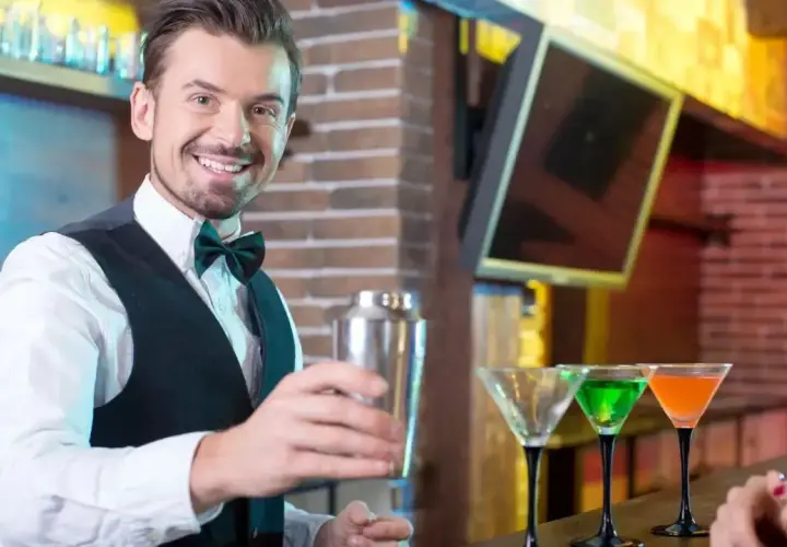 Ile zarabia barman w Polsce? Fakty o wynagrodzeniach i napiwkach