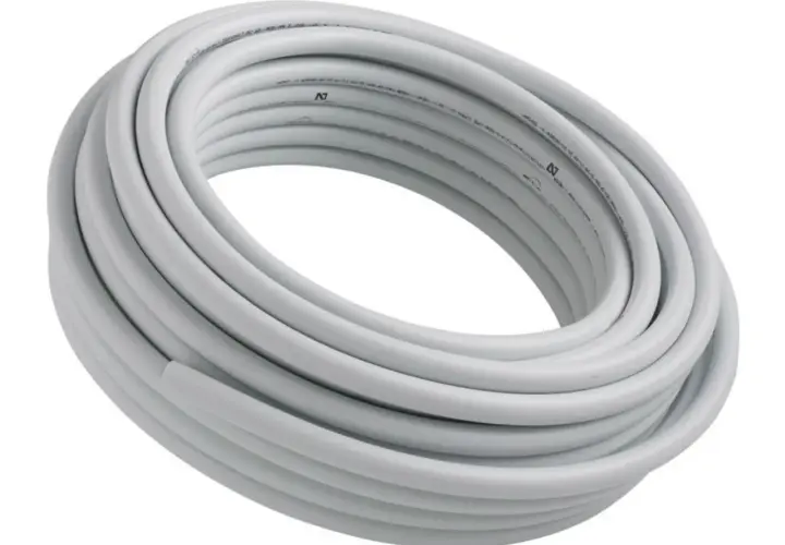 Rouleau de tuyau multicouche blanc, idéal pour l'installation d'une douche. Son diamètre est parfait pour un flux d'eau optimal.