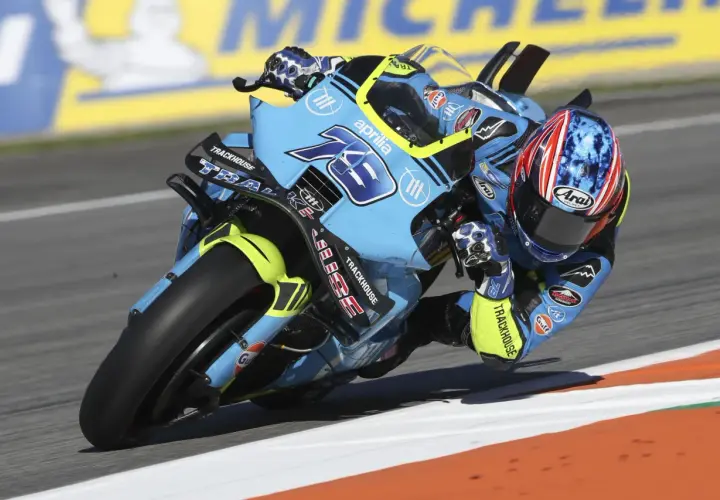 Pecco Bagnaia hoy, inclinado en su Aprilia azul y amarilla, demostrando su habilidad en la pista.