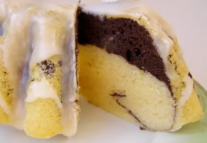 Wilgotna babka marmurkowa, idealna na deser. Ten przepis na babkę gotowaną jest prosty i pyszny.