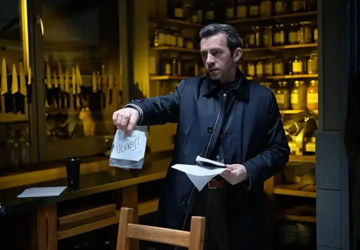 Mężczyzna w ciemnym płaszczu trzyma woreczek z napisem "Uciekaj!". Czy to wskazówka z serialu "Nieobecni", kiedy?