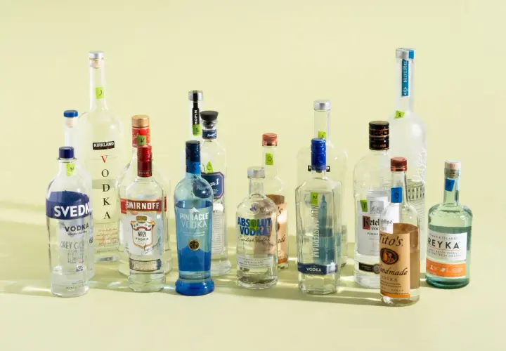 Różnorodne rodzaje wódek czystych: Svedka, Smirnoff, Pinnacle, Absolut, Belvedere, Tito's Handmade, Reyka i inne.