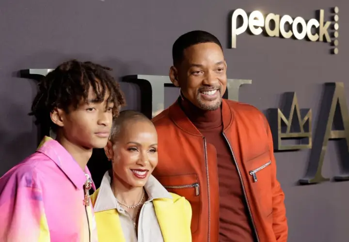 Will Smith, Jada Pinkett Smith i Jaden Smith pozują do zdjęcia. Will Smith, który ma 55 lat, uśmiecha się szeroko.