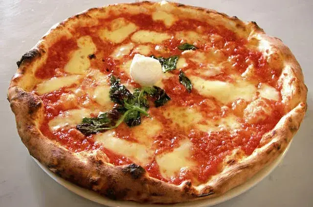 Ile kosztuje pizza w Rzymie? Ceny, które mogą cię zaskoczyć