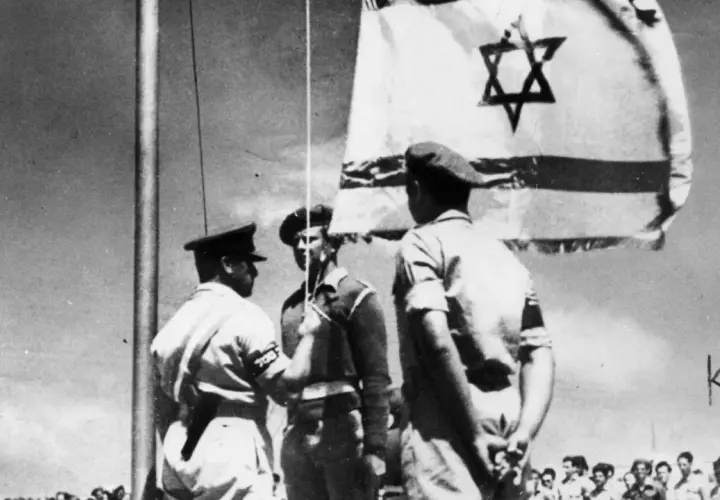 Soldaten hissen die israelische Flagge. Ein Symbol für das, was war vor Israel, und den Beginn einer neuen Ära.