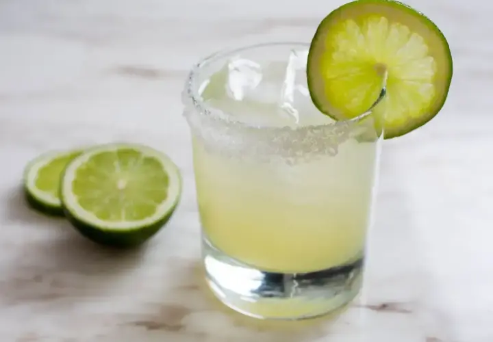 Orzeźwiająca margarita z solą na brzegu szklanki i plasterkami limonki. Idealny przepis na lato!