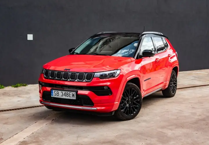 Czerwony Jeep Compass 2025 z czarnym dachem i felgami, gotowy na przygodę.
