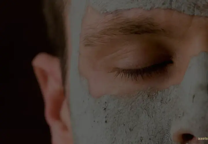 Närbild på ett ansikte med en lermask som rengör porerna.