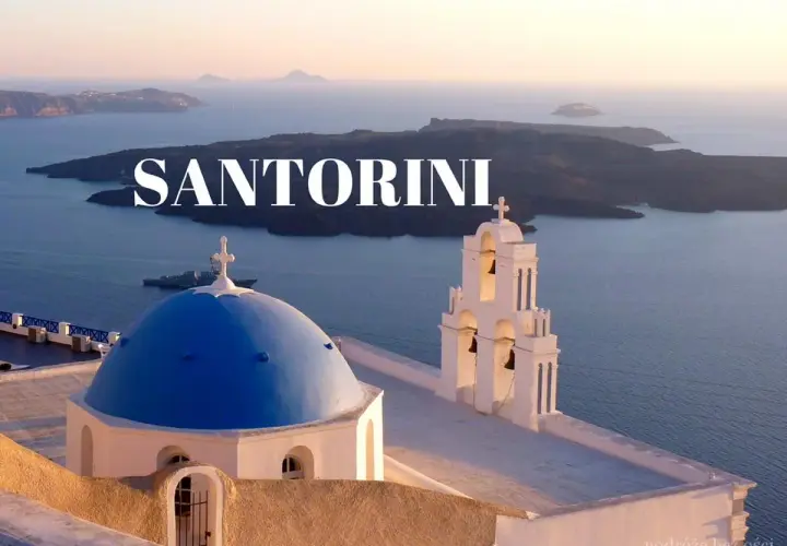 Santorini czy warto? Widok na błękitną kopułę kościoła i morze z wyspami w tle. Idealne miejsce na podróż.