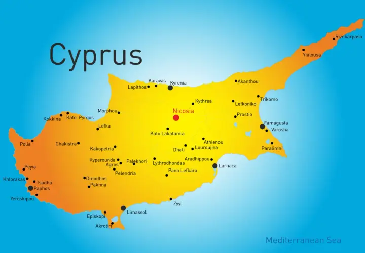 Mapa Cypru, wyspy na Morzu Śródziemnym, z zaznaczonymi miastami jak Nikozja, Limassol, Larnaka.