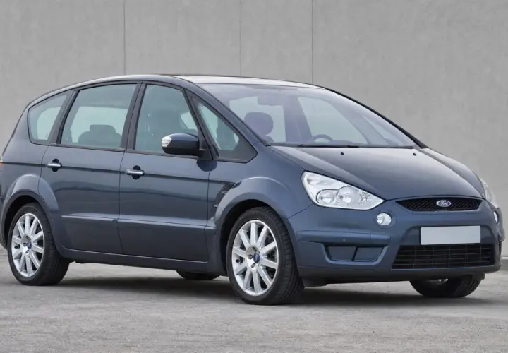Mörkgrå Ford S-Max, en familjebil som kan ha sina problem.