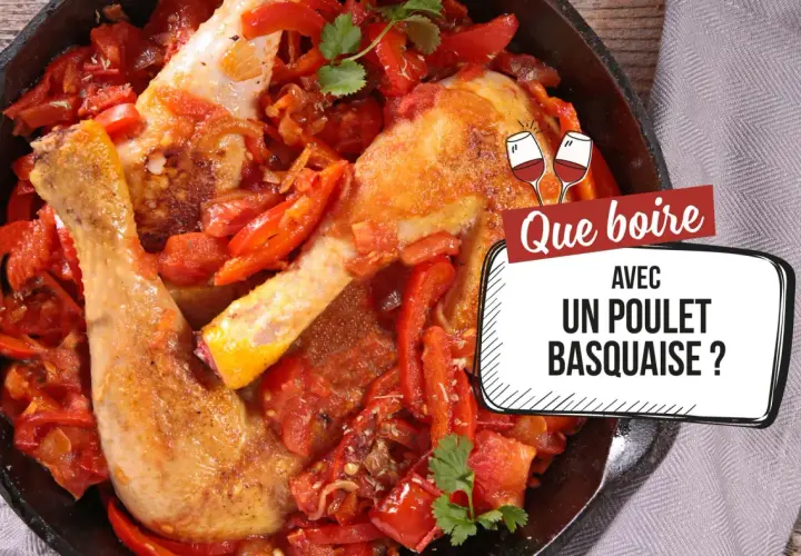 Un plat de poulet basquaise savoureux, avec des morceaux de poulet tendres mijotés dans une sauce tomate et poivrons rouges. Parfait avec un bon vin.
