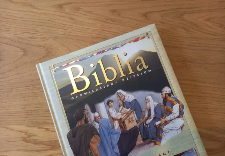 Okładka Biblii opowiedzianej dzieciom, z ilustracją sceny biblijnej i złotym napisem. Idealna do czytania opowieści biblijnych dla dzieci.