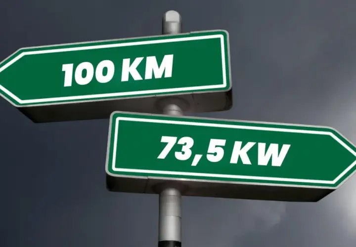 Dwa zielone znaki drogowe: jeden z napisem "100 KM", drugi "73,5 KW". Wybór drogi, która jest krótsza, czy tej z większą mocą?