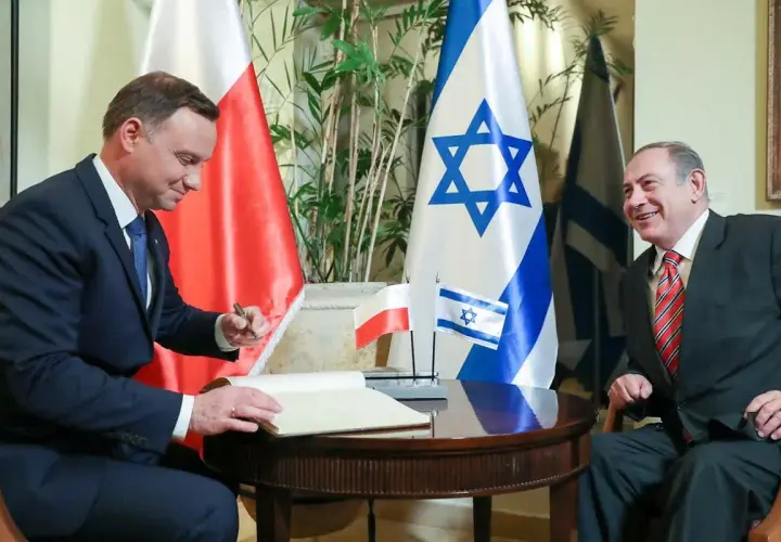 Prezydent Duda podpisuje dokument w obecności premiera Izraela. Wizyta w Izraelu w tak napiętym momencie politycznym podkreśla wagę relacji.