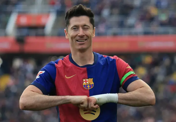 Robert Lewandowski, król strzelców, w koszulce Barcelony z charakterystycznym gestem.