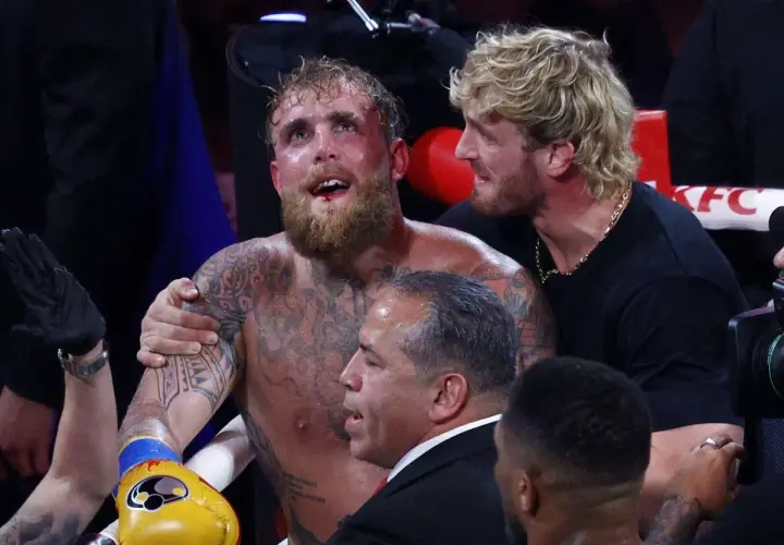 Jake Paul, z zakrwawionymi ustami, wspierany przez brata Logana. Czy to zapowiedź walki z Anthonym Joshuą?