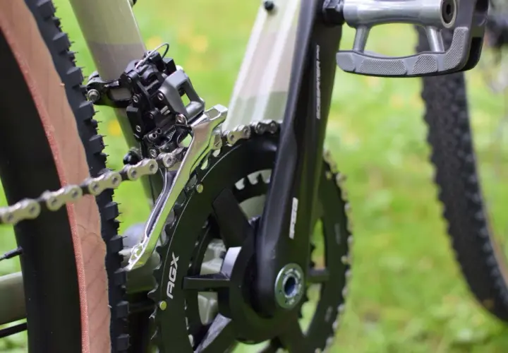 Zbliżenie na rower, widoczny mechanizm korbowy, łańcuch i przerzutka. Czas na czyszczenie łańcucha rowerowego, by jazda była płynna.