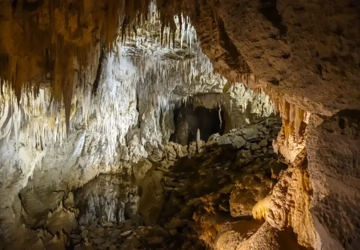 Wnętrze jaskini w Zakopanem, pełne stalaktytów i stalagmitów, tworzy niesamowity krajobraz.