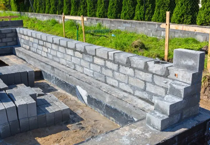 Budowa fundamentów z bloczków betonowych. Właściwe obliczenie ilości betonu na fundament to klucz do sukcesu.