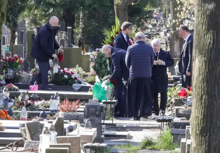 Kaczyński na cmentarzu: kiedy, dlaczego i co wywołało burzę?