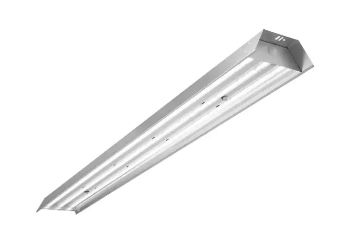 Długie, metalowe lampy do kanału samochodowego, z czterema rzędami białych, świecących świetlówek LED, idealne do warsztatu.