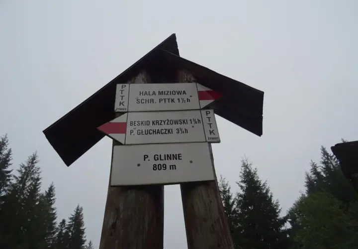 Droga do P. Glinne 809 m. Znaki PTTK wskazują też kierunki na Halę Miziową i Beskid Krzyżowski.