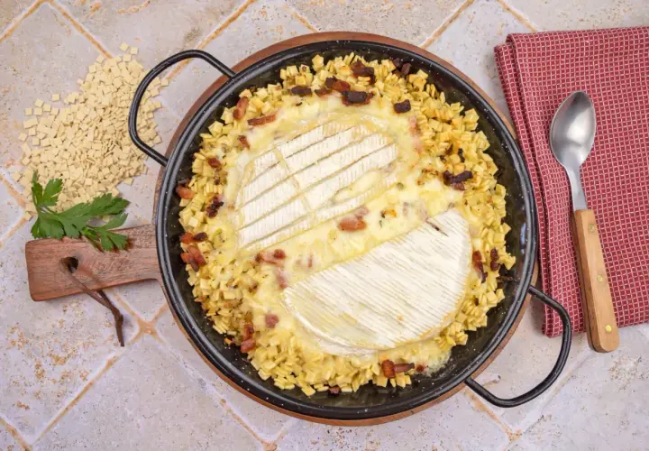 Un plat de pâtes croziflette gratiné au fromage fondant, parsemé de lardons croustillants. Un délice savoyard.