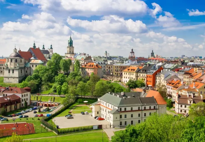 Malowniczy widok na Lublin, gdzie zabytkowa architektura i zieleń tworzą niepowtarzalne lubelszczyzna atrakcje.