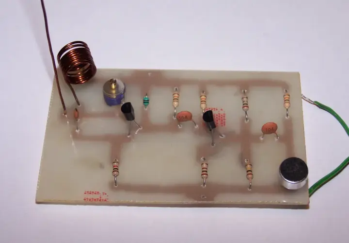 Układ elektroniczny z cewką i rezystorami, elementami do budowy jak zrobic antene fm.