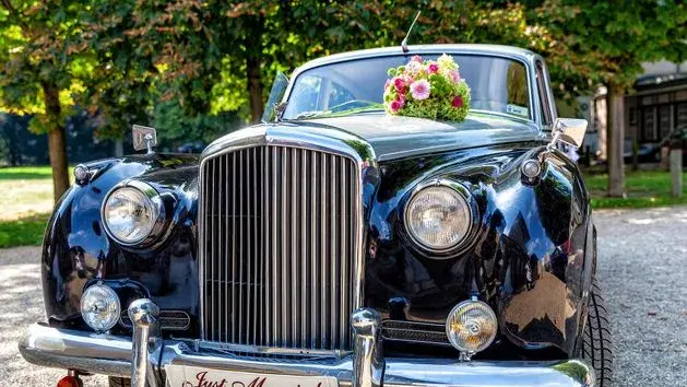 Ile kosztuje auto do ślubu? Ceny, pułapki i jak oszczędzić!