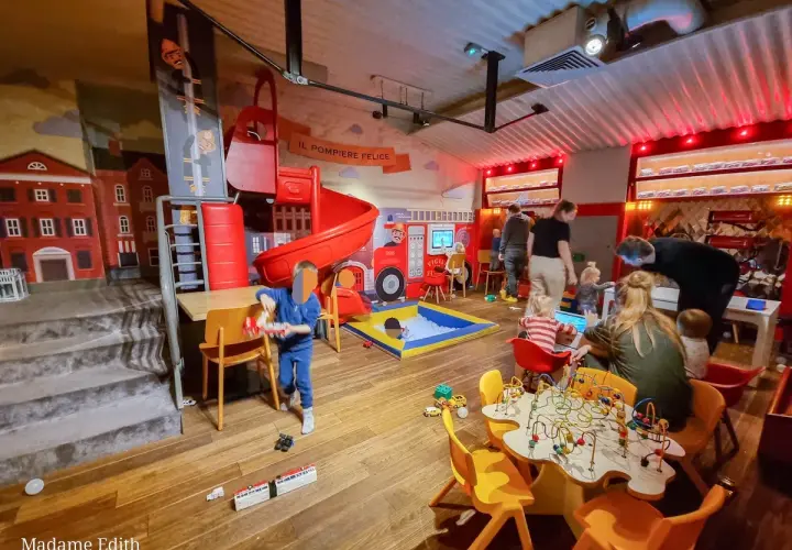 Wesoła restauracja z bawialnią dla dzieci, gdzie maluchy mogą się bawić zjeżdżalnią i basenem z kulkami, a dorośli odpocząć.