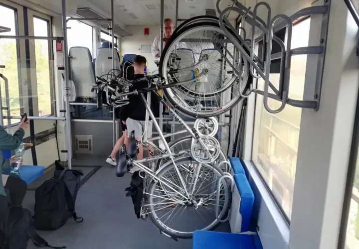 Wagon PKP z miejscami na rowery. Zastanawiasz się, ile kosztuje bilet na rower PKP? Warto sprawdzić przed podróżą.