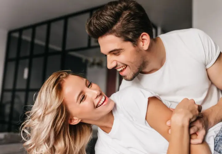Uśmiechnięta para, która wyraźnie się sobą cieszy. To właśnie flirtowanie co to – radość i wzajemne przyciąganie.