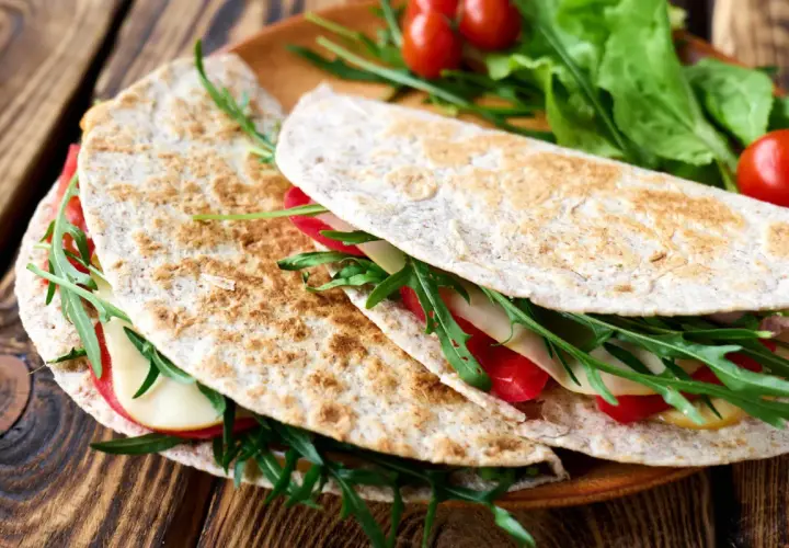 Dwie pyszne piadiny z rukolą, pomidorkami i serem. Idealny przepis na szybki lunch!
