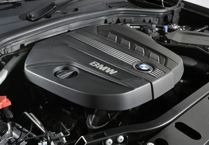 Silnik BMW z napisem "BMW" i logo marki. N47d20c to jego oznaczenie.