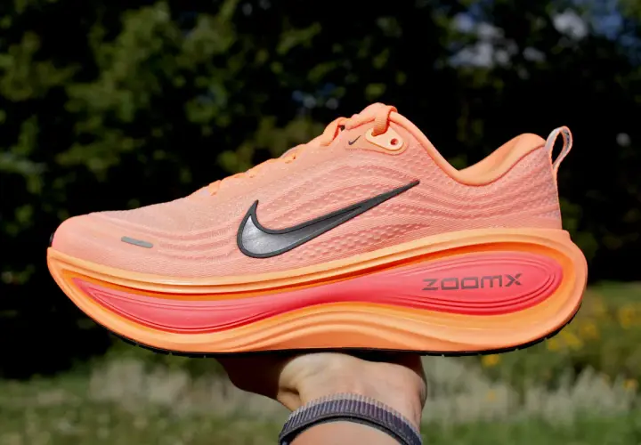 Pomarańczowe buty do biegania Nike z pianką ZoomX. Czy buty do biegania nadają się do chodzenia? Ten model jest wygodny na co dzień.