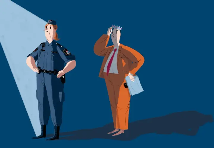 En utredare polisen står i strålkastarljus, bredvid en man med krona som kliar sig i huvudet.
